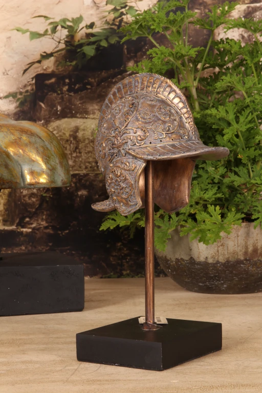 Casco sobre base - dorado - 29,5 cm - resina sintética
