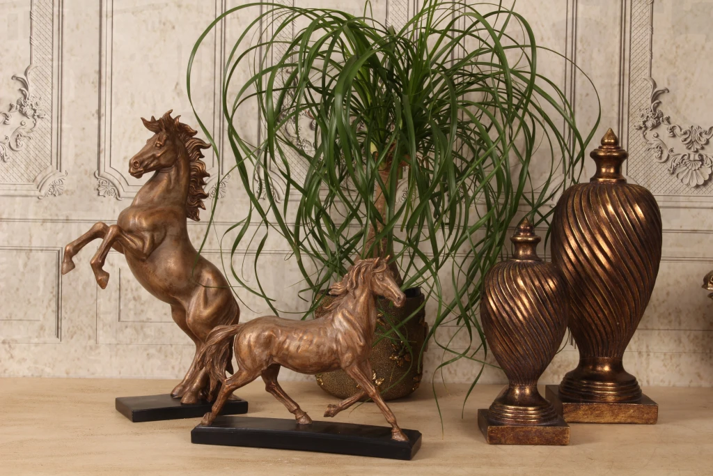 Escultura de caballo color bronce - 43,5 cm