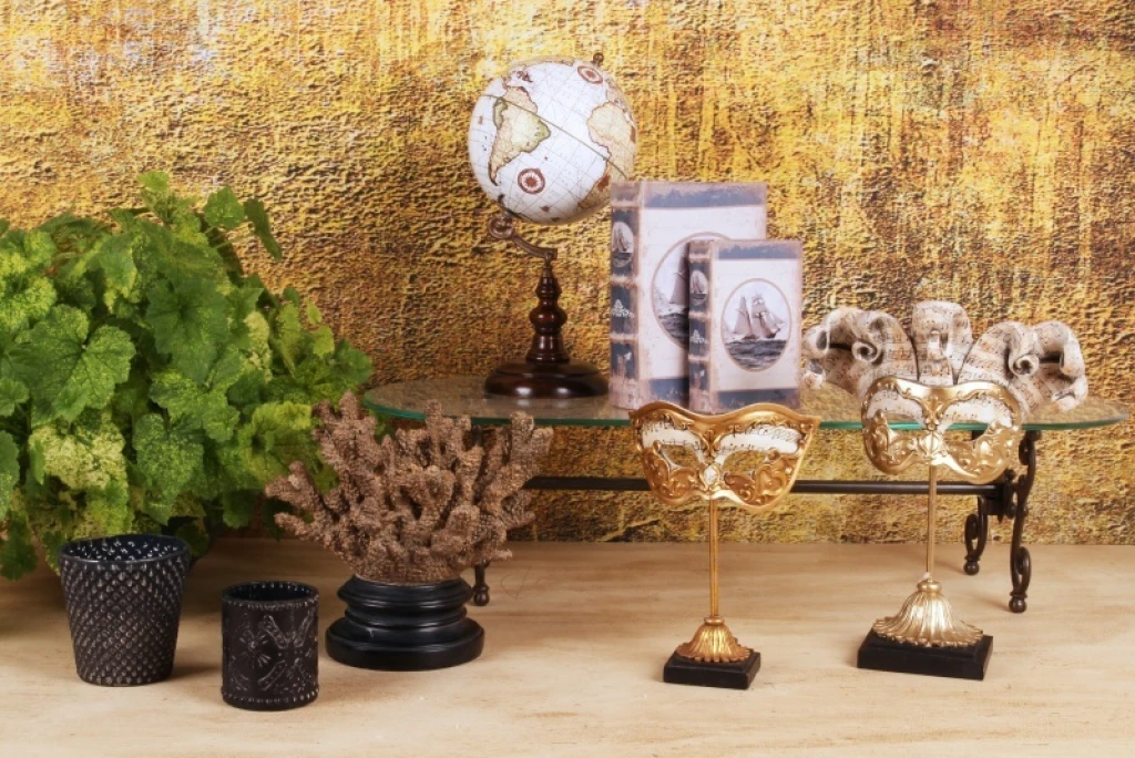 Máscara decorativa sobre base - dorada - 20,5 cm - resina artística